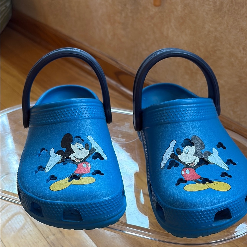 Crocs Disney Mickey Mouse  Unisex; Men’s 4; Women’s 6. EUC